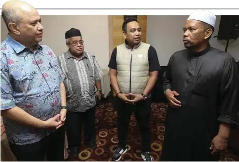  ?? ?? DR Syed Hussian (kiri) dan Mohd Efendi (dua dari kanan) bersama Wan Roslan (kanan) pada Majlis Makan Malam Bersama Media Prima Berhad (MPB) di Hotel Perdana, Kota Bharu. - Gambar NSTP/NIK ABDULLAH NIK OMAR