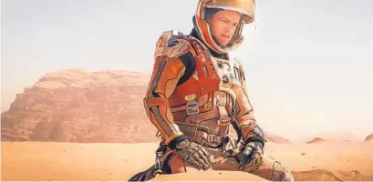  ??  ?? Matt Damon es Marcos Watney, un viajante espacial que debe arreglárse­las solo en un planeta inhóspito.