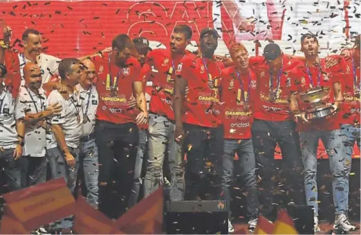  ?? // ABC ?? Los jugadores de la selección posan con su copa en el WiZink Center