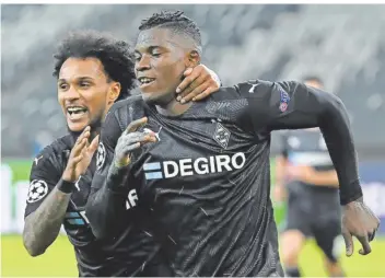  ?? FOTO: GAMBARINI/DPA ?? Gladbachs Stürmer Breel Embolo (rechts) feiert mit Mannschaft­skollege Valentino Lazaro seinen Fallrückzi­eher zum 3:0 gegen Schachtjor Donezk. Die Gladbacher haben nun gute Karten für den Achtelfina­l-Einzug.