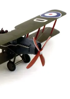  ??  ?? ▲ Oxford Diecast's 1/72 scale Bristol F.2B alongside Corgi's excellent new tooling at 1/48.