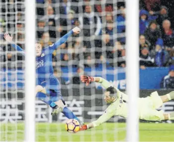  ?? FOTO: AFP ?? Jamie Vardy vence por tercera vez a Claudio Bravo.