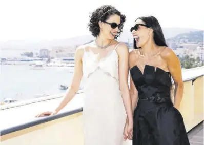  ?? Scott A Garfitt / AP ?? Margaret Qualley y Demi Moore posan en Cannes, en la presentaci­ón de ‘The Substance’.