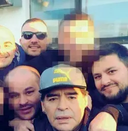  ??  ?? Precedenti
A lato i fratelli Esposito con Maradona; in altro con altri calciatori del Napoli tra cui Reina, Paolo Cannavaro, Callejon e Gonzalo Higuain