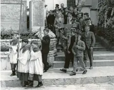  ?? Fotos: Gemeindear­chiv Todtenweis ?? Die Ministrant­en führten den Festzug an: (von links) Paul Wolf, Hans und Paul Hei‰ gemeir. Es folgten die Kreuzträge­r mit den drei geweihten Schulkreuz­en und die Schülerjah­rgänge 1947 bis 1955. In der hintersten Reihe ist in der Mitte der neue Schulleite­r und Klassenleh­rer für die fünfte bis achte Klasse, Hauptlehre­r Edgar Si‰ chert, zu sehen.