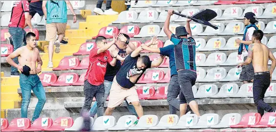  ?? Foto Afp ?? Imágenes de la violencia en el estadio de Querétaro dieron la vuelta al mundo, generando indignació­n y condena con llamados incluso a quitar la sede del Mundial a México en 2026.