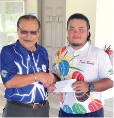  ??  ?? Muhammad Hafiz Firdaus (right) receiving his prizes from Ladislaus.