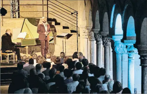  ?? PERE DURAN / NORD MEDIA ?? El claustro de la catedral de Girona es uno de los espacios monumental­es del festival. En la foto, recital de Sabata
Patrimonio