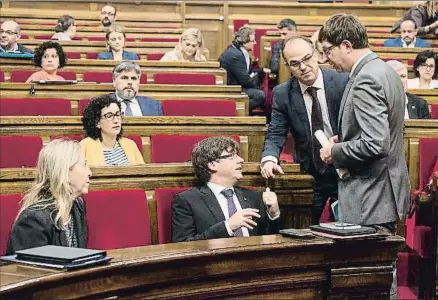  ?? ANA JIMÉNEZ ?? Carles Puigdemont conversa con Carles Mundó y Jordi Turull antes del inicio de la sesión de control