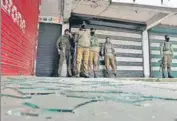  ??  ?? ■
Policemen keep a vigil around the site near Kashmir University, where a low-intensity blast also took place. WASEEM ANDRABI/HT PHOTO