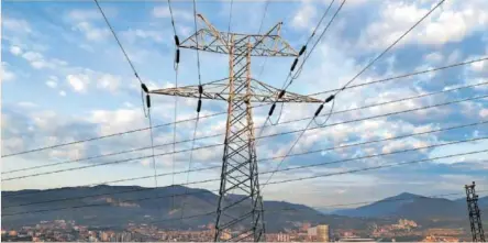  ?? EFE ?? Redes de electricid­ad en Bilbao.