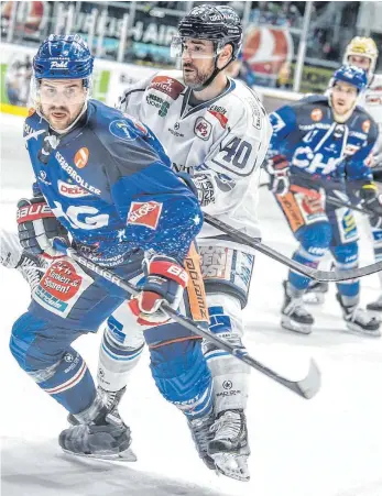  ?? FOTO: FELIX KÄSTLE ?? Ihren Gegnern haben die Ravensburg Towerstars (vorne Thomas Supis gegen Dresdens Nick Huard) zuletzt zu viel Platz vor dem eigenen Tor gelassen.