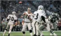  ?? AP FILE ?? The memories of Super Bowl XV aren’t very happy for Eagles like Carl Hairston (78) thanks to Jim Plunkett and the Raiders. But the current Birds can help overshadow those memories against the Patriots next Sunday.