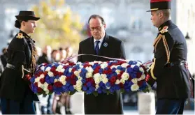  ?? AFP ?? François Hollande depositou uma coroa de flores na homenagem feita ontem em Paris