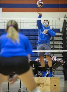  ?? L.E. Baskow Las Vegas Review-journal @Left_eye_images ?? Bishop Gorman High School volleyball coach Gregg Nunley serves to players at practice ahead of the season that’s about to get started.