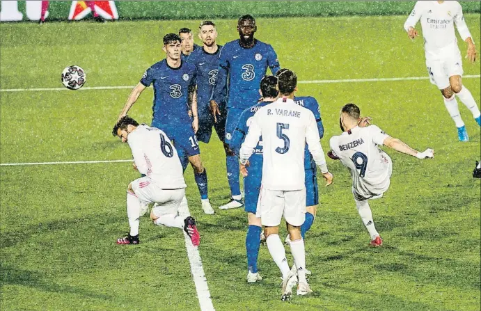  ?? DANI DUCH ?? Karim Benzema marcó el empate gracias a un remate acrobático y neutralizó el claro dominio del Chelsea hasta ese momento