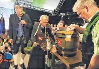  ?? FOTOS: HARIOLF FINK ROSENBERG ?? Vier Schläge hat Innenminis­ter Thomas Strobl gebraucht, bis das Ipfmess-Bier floss. Angefeuert hat ihn Bürgermeis­ter Gunter Bühler.
