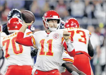  ?? AP PHOTO ?? Kansas City Chiefs quarterbac­k Alex Smith throws against the Houston Texans during an NFL game Sunday in Houston.