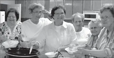  ?? Staff photo by Neil Abeles ?? Serving plenty of beans and cornbread at Queen City First United Methodist Church is part of the church’s community outreach. The happy servers are, from left, Martha Godwin, Elouise Buzbee, Carolyn Heldt, Joy Boone, Cynthia Willis and Cynthia Haaland.