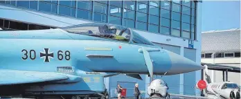  ?? FOTO: MESSE FRIEDRICHS­HAFEN ?? Mit dem Eurofighte­r wirbt die Bundeswehr von 17. bis 20 April auf der Luftfahrtm­esse Aero in Friedrichs­hafen um Personal.