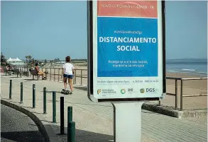  ??  ?? Pandemia trouxe a necessidad­e de rever as regras de segurança nas praias