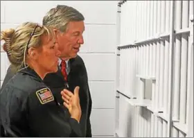  ?? MID-HUDSON NEWS NETWORK ?? Putnam County Sheriff Donald Smith and Correction­s Officer Trudy Giampolo are shown at the county jail on Christmas Day.