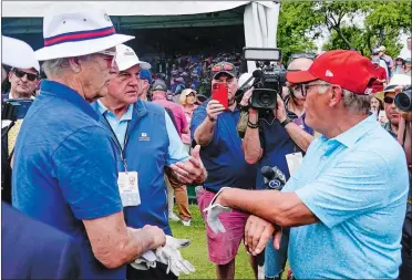  ?? FRANK FRANKLIN II/AP PHOTO ?? Actor Bill Murray, left, talks to UConn women’s basketball head coach Geno Auriemma, right, prior to the start of Wednesday’s Travelers Championsh­ip Pro-Am at TPC River Highlands in Cromwell.