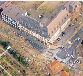  ?? FOTO: BLOSSEY ?? Der Altbau der Gesamtschu­le (oben rechts) bekommt ein Gerüst, das als Fluchttrep­pe dient.