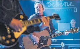  ?? FERRAN SENDRA ?? Kiefer Sutherland, durant el seu concert a Bikini, diumenge.