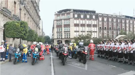  ??  ?? Autoridade­s capitalina­s dieron banderazo de salida a las motociclet­as equipadas con desfibrila­dor, equipo de oxígeno y kit de primeros auxilios.