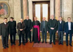  ??  ?? Le nomine I nuovi vicari che affiancher­anno il vescovo Pierantoni­o Tremolada (al centro) nel governo della diocesi di Brescia, una delle più estese e importanti d’Italia.