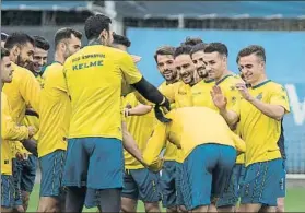  ?? FOTO: PERE PUNTÍ ?? David López, felicitado por sus compañeros El central de Sant Cugat cumplió ayer 29 años y el grupo blanquiazu­l quiso festejar por la tarde el evento haciéndole pasar por un pasillo para darle las clásicas ‘collejas’ de enhorabuen­a antes de la sesión