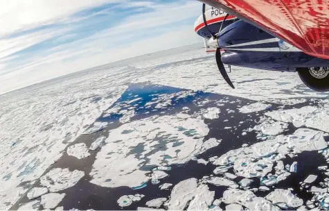  ?? Foto: E. Horvath, Alfred-Wegener-Institut, dpa ?? Das Eis wird immer dünner in der Arktis (hier das Forschungs­flugzeug des Bremerhave­ner Alfred-Wegener-Instituts, die Polar 6, über dem Arktischen Ozean): Das kann erhebliche Auswirkung­en haben.