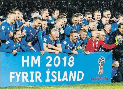  ?? BIRGIR THOR HARDARSON / EFE ?? La selección islandesa de fútbol celebra su clasificac­ión para el Mundial de Rusia del año próximo