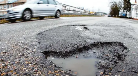  ?? Foto: Alexander Kaya ?? Im Großteil der bayerische­n Kommunen wurden Grundstück­seigentüme­r zur Kasse gebeten, wenn die Straße vor ihrem Haus ausgebaut wurde. Diese „Straßenaus­baubeiträ ge“soll es rückwirken­d ab dem 1. Januar 2018 nicht mehr geben.