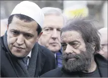  ??  ?? Le président de la conférence des imams de France et imam de la mosquée de Drancy, Hassen Chalghoumi, est à l’initiative de cette marche, avec l’écrivain juif Marek Halter (ci-dessus à Paris le  janvier , après l’attentat contre Charlie Hebdo)....