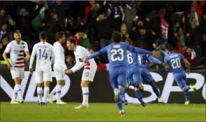  ?? FRANCISCO SECO — THE ASSOCIATED PRESS ?? Italy’s players, right, celebrate after their teammate Matteo Politano scored the game’s only goal against the United States in Genk, Belgium on Tuesday.