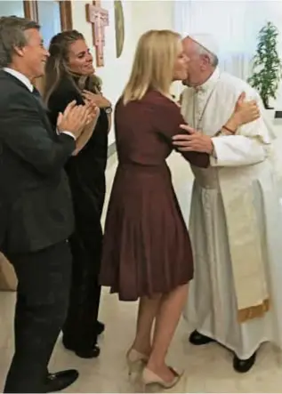  ??  ?? Un día antes del concierto, el Papa Francisco recibió en su residencia oficial “Casa Santa Marta” a Valeria Mazza y su marido, Alejandro Gravier.