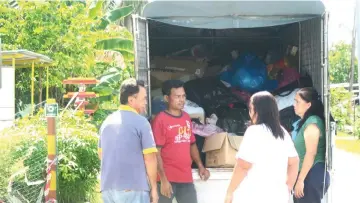  ??  ?? The church’s collection truck at a residentia­l area to pick up recyclable items.