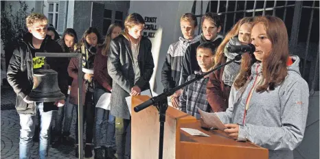  ?? FOTO: AXEL PRIES ?? Zum Gedenken: Schülerinn­en und Schüler vom CLG verlesen die Namen der Ermordeten.