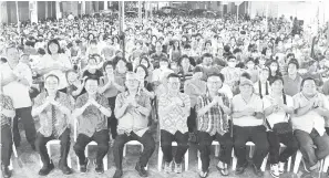  ?? ?? RAI BERSAMA: Chieng (barisan depan, tengah) bersama pemimpin parti dan orang ramai pada Perhimpuna­n Tahun Baharu Cina anjuran SUPP Bukit Assek dan Pusat Khidmat DUN Bukit Assek di Sibu malam kelmarin.
