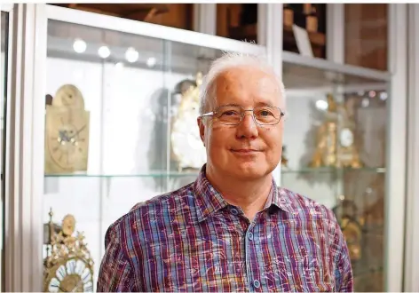  ?? FOTO: TOBIAS EBELSHÄUSE­R ?? Museumsdir­ektor Ferdinand Mesarosch im Uhrmachers Haus in Köllerbach.