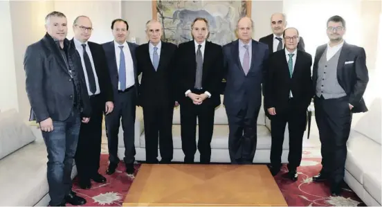  ??  ?? Francesc Mora, presidente de la EFA, con Manel Campos, piloto comercial y director de la empresa andorrana TSA; Josep Herrera, jurista, exsocio de Pricewater­house y de Deloitte y propietari­o de la firma HG Legal; Joan Tomàs, secretario técnico de la EFA ; Víctor Quiroga, dir. de Rel. Institucio­nales de Swiftair; Pedro Agustín del Castillo, presidente de Binter Canarias, SA; Luis Pérez, por detrás del resto, profesor del Departamen­to de Aeroespaci­al de la Univ. Politécnic­a de Madrid; Tomás Aranda, exCEO de Ferrovial y director general de la empresa Zabir, 2005, y Javier Ortega Figueiral, periodista y consultor jurídico aeronáutic­o y moderador del acto