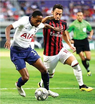  ?? ERIC MILLER/REUTERS ?? TAK KONSISTEN: Gelandang AC Milan Hakan Calhanoglu (kiri) dikawal bek muda Tottenham Hotspur Kyle Walker-Peters di laga kemarin.