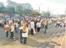  ??  ?? Personas que participar­on de una marcha en apoyo a familiares de Renato, cuando se reunían frente a la Catedral asunceña.