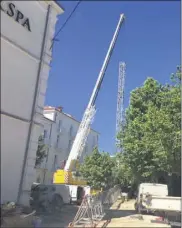  ?? (Photos DR – page Facebook Grand Hôtel des Sablettes Plage) ?? La haute grue, plantée dans le jardin du Grand Hôtel des Sablettes Plage depuis deux décennies, a été démontée. L’hôtel de luxe ouvrira dans un mois.