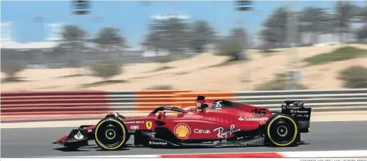  ?? DIEDERIK VAN VER LAAN / EUROPA PRESS ?? El Ferrari del madrileño Carlos Sainz, en plenas pruebas en el circuito de Shakir, ayer.