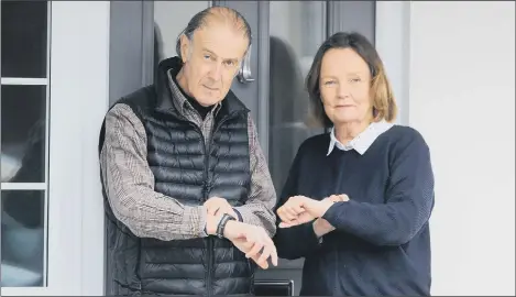 ??  ?? LONG WAIT Penny Whitehead (66) and her partner Adrian Ross-Brown (73) were left in the dark over their home delivery