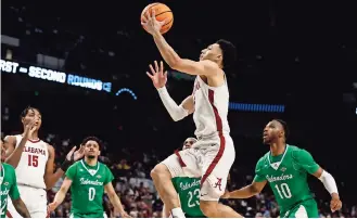  ?? ?? EL GUARDIA de Alabama Jahvon Quinerly (5) se dispone a encestar