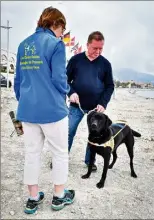  ??  ?? Le chien Larsen a été remis officielle­ment à Eric, hier, pour l’aider dans son quotidien.